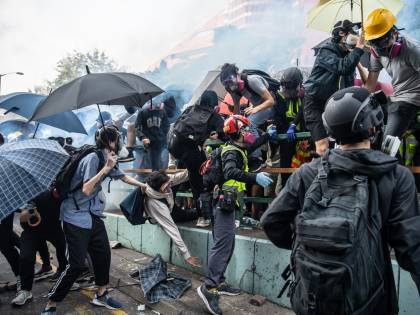 Hong Kong, esplode la rabbia: la polizia assedia il politecnico