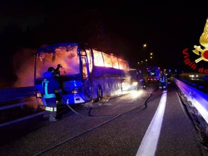 Autobus in fiamme sulla Napoli-Canosa: illesi i fedeli di San Pio