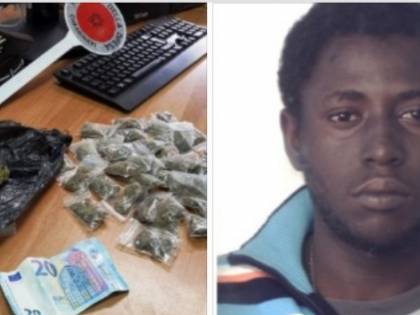La tecnica dei pusher gambiani: arrampicati sui balconi per spacciare la droga