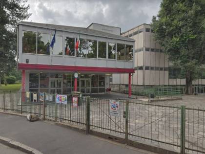 Spruzzano spray al peperoncino nel bagno della scuola, 35 alunni intossicati