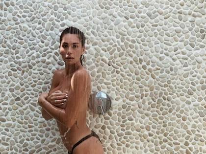 Ludovica Valli sexy sotto la doccia L'attacco: "Viso stravolto"