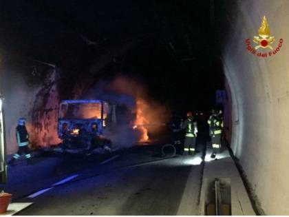 Tir brucia in galleria su autostrada A10: 32 persone intossicate