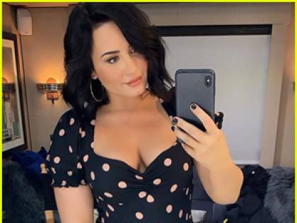 Demi Lovato è incinta, ma è una finzione per una serie tv