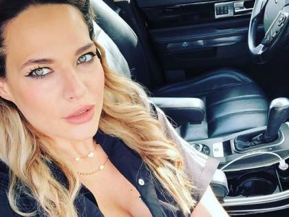 Laura Chiatti invita a restare a casa, ma il web insorge: “Facile con la piscina in terrazza”