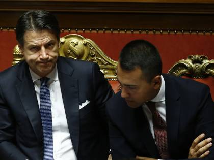 Quel grave errore del governo: lascia tutto a Merkel e Macron