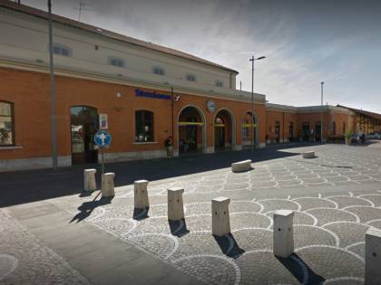 Straniero aggredisce e rapina passeggeri treno, fermato dai militari