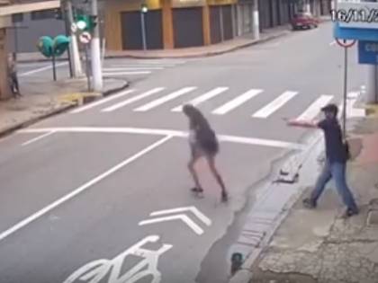 Gli chiede l'elemosina: lui le spara a bruciapelo uccidendola in strada
