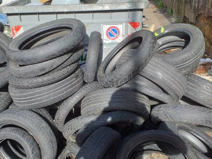 Le foto degli pneumatici abbandonati nel quartiere di Fuorigrotta