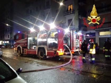 Tagliano la luce all'anziano: la candela scatena l'incendio