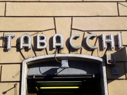 A Roma è allarme rapine, chiude un tabacchi del centro: "Abbiamo paura"