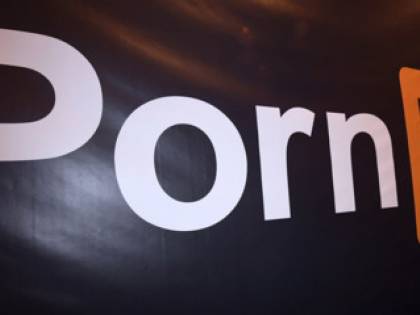 Gli sponsor fuggono da PornHub per attività legate alla pedopornografia