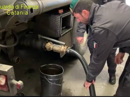 Miscelavano olio combustibile con additivi illeciti, arrestati quattro truffatori