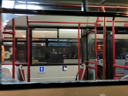 Vandali lanciano uova contro autobus Ataf