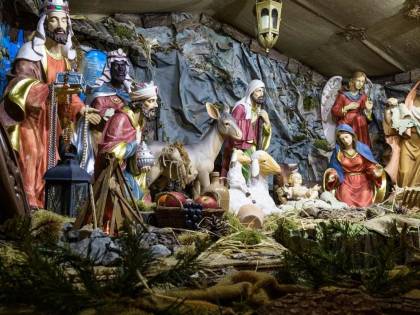 L'assessore invita a fare il presepe a scuola, ma scoppia la polemica: "Violenza inaudita"