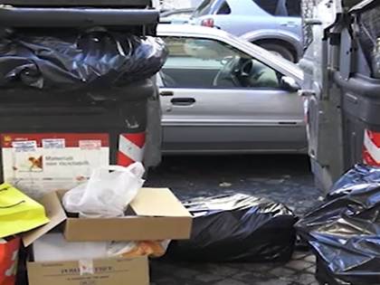 Roma è invasa dall'immondizia: Raggi rischia il commissariamento