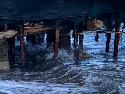 Le immagini dei rifiuti sulla spiaggia della Mandra