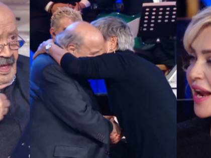 La fan irrompe sul palco e ruba un bacio a Maurizio Costanzo