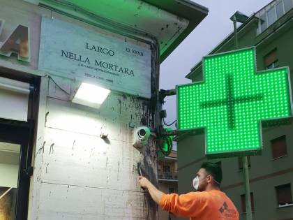 Dopo il raid vandalico il Comune ripulisce le targhe delle vittime delle leggi razziali