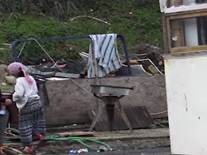 Nel campo rom dove è morta una neonata: "Meglio non entrare, qui vi menano e vi rubano tutto"