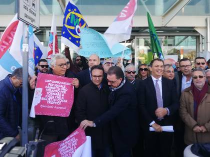 Caro-voli in Sicilia: occupato l'aeroporto di Catania