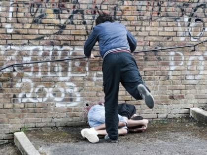 Sequestra e sevizia il rivale in amore, poi pubblica video choc sui social