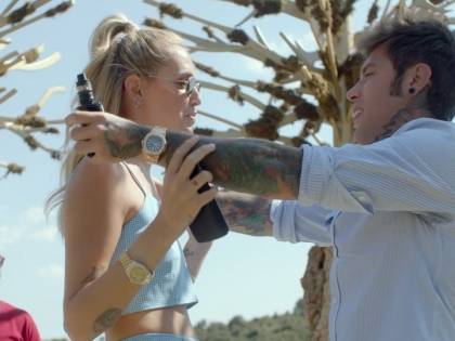 Chiara Ferragni "pilota" Fedez alle prove delle nozze: "Dimmi che sono bellissima così si commuovono tutti"