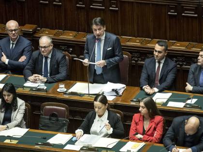 Mes, Conte: "Che Salvini non studi è noto, mi stupisce Meloni". Bagarre in Aula