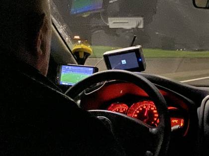 Il tassista che corre a 110 km all'ora mentre guarda la partita della Roma