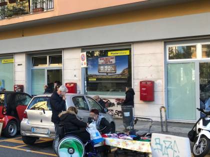 Caserta, prendono in ostaggio i clienti e rapinano l’ufficio postale