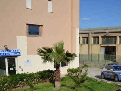 Perseguita la ex moglie, la polizia applica il "codice rosso": uomo ai domiciliari