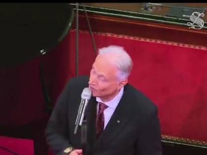 Amedeo Minghi canta "Trottolino Amoroso dudu dadada" al Senato
