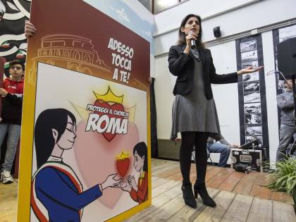 La propaganda della Raggi tra i bimbi: il fumetto sulla sindaca eroina fa discutere