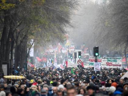 Francia paralizzata da sciopero: a Parigi è caos per i black bloc