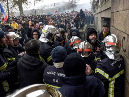 Pestaggi, violenza, omertà e disagi: cosa significa fare il poliziotto in Francia