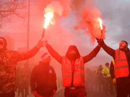 Parigi, scioperi, tensioni e scontri per la riforma delle pensioni
