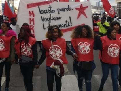A Napoli ora sfilano le sardine "nere": "Dateci permesso di soggiorno"