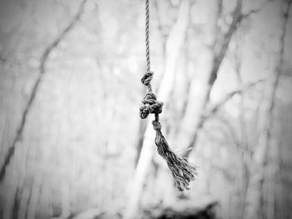 Marocchino lega per il collo la moglie ad un albero perché vuole divorziare