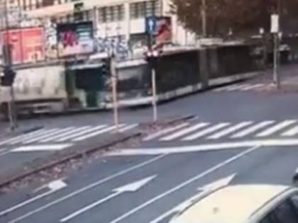 Morta passeggera del bus Atm. Le immagini choc dell'incidente