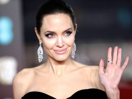 Angelina Jolie firma il tatuaggio di un fan