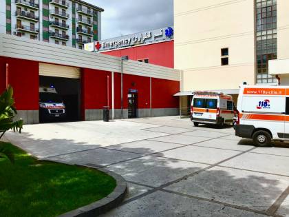 Trova l'auto scassinata e si sente male: ricoverato in condizioni disperate