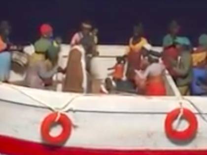 A Padula Gesù Bambino nasce sul barcone dei migranti