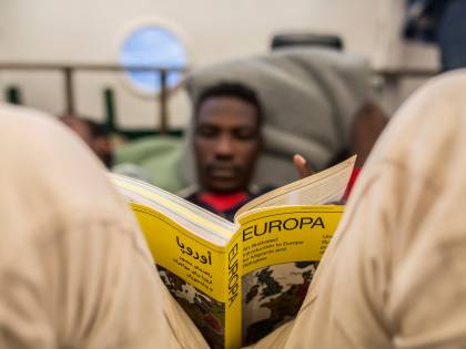 Il governo giallorosso cancella la tassa sulle rimesse dei migranti