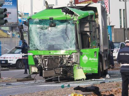 Schianto filobus a Milano, il legale dell'autista: "Ha avuto un mancamento"