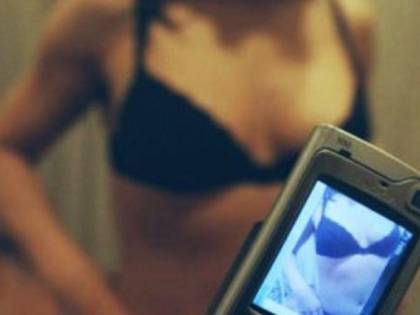 Filma di nascosto l’ex fidanzata in atteggiamenti hot e diffonde il video: nei guai 15enne