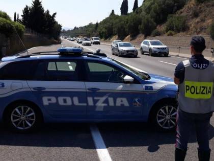 Folle lancia masso da 8 kg e cartello stradale da cavalcavia A4