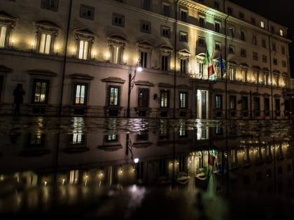 Cdm di fuoco nella notte: scontri su scuola e trasporti