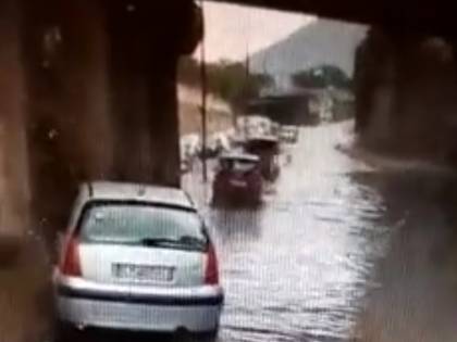 Emergenza maltempo: strade allagate e auto sommerse dalla pioggia fino alle portiere