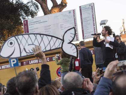 Ora la sinistra associa le sardine a Gesù Cristo. E la Chiesa tace