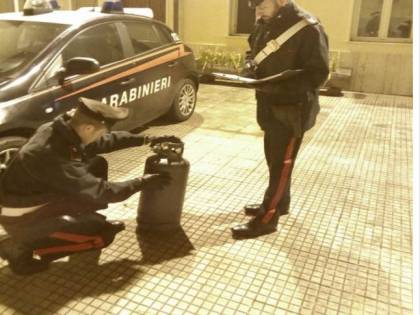 Clandestino tenta di far esplodere una bombola: espulsi in cinque