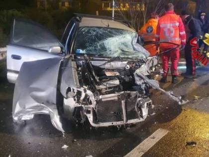 Frontale con un camion, muore a soli 27 anni